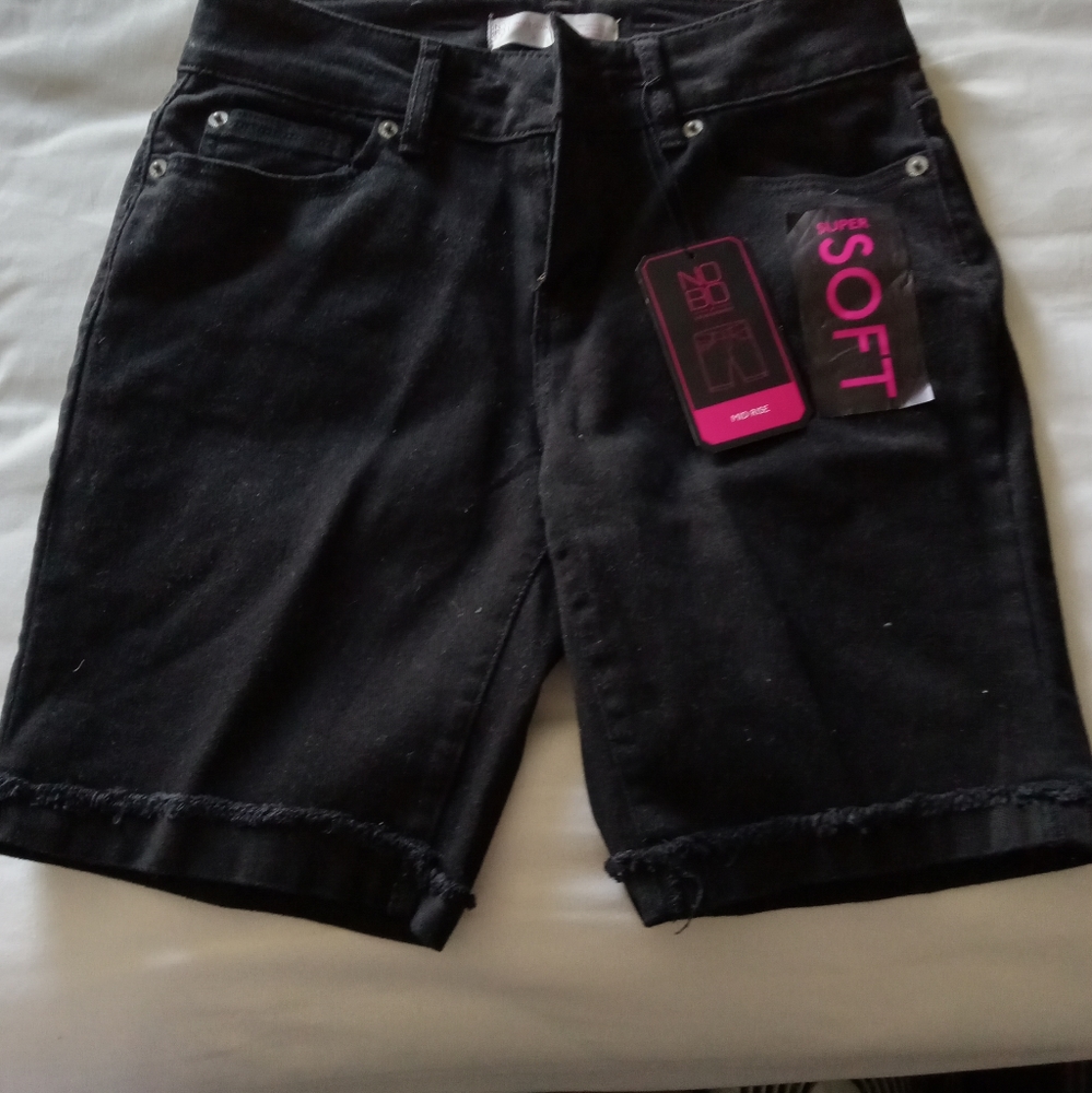 SIZE 9 WOMANS SHORTS. MIDRISE